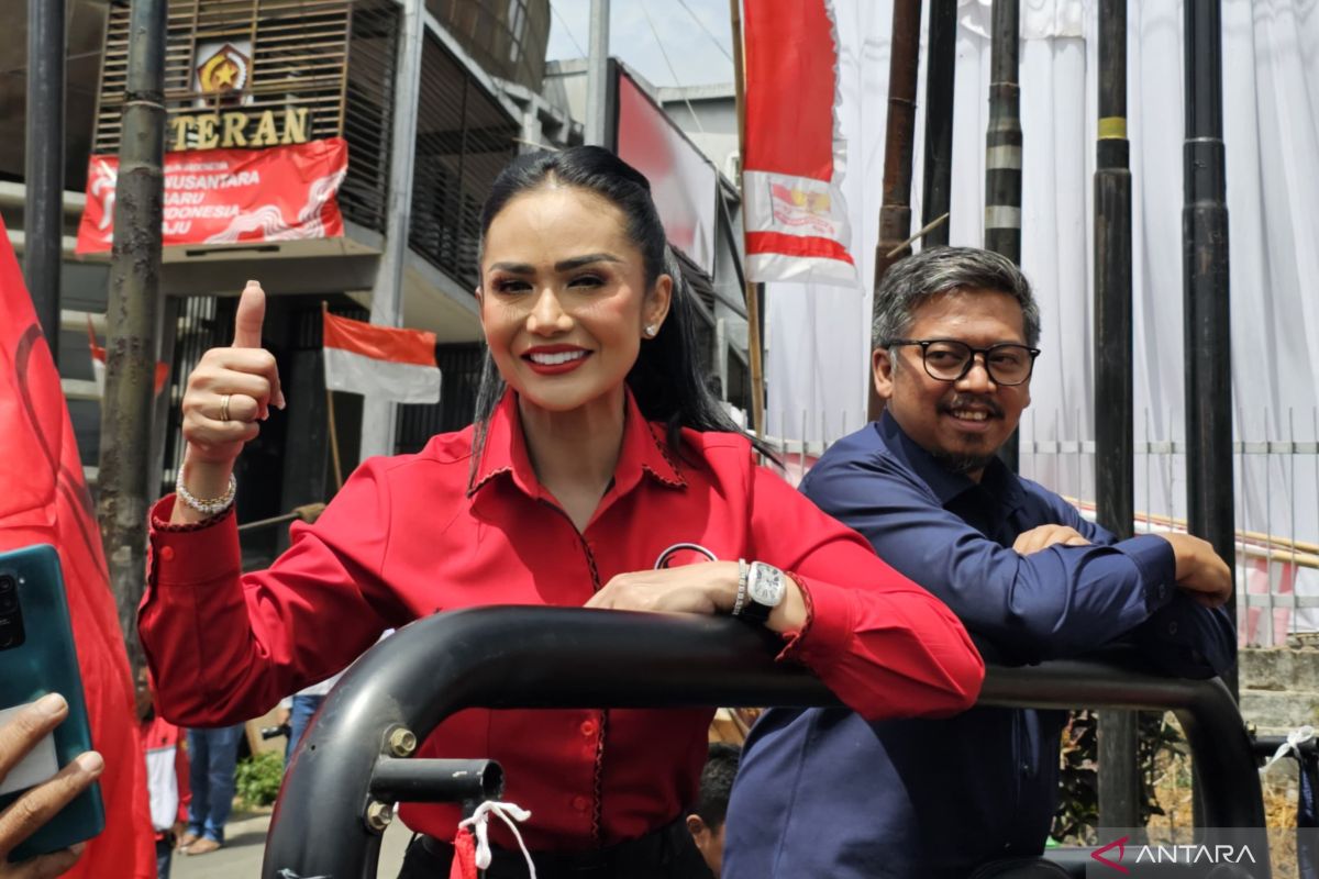 Krisdayanti-Kresna diarak ratusan simpatisan saat daftar pilkada ke KPU Batu