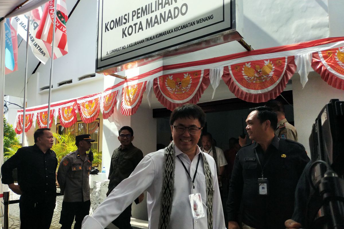 Paslon PDIP Andre Angouw-Richard Sualang daftar pertama di KPU Manado