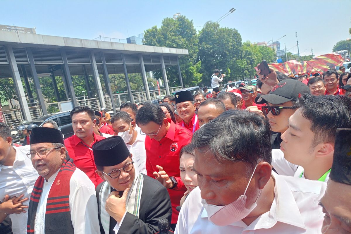 Pramono-Rano daftar Pilkada 2024 di KPU Jakarta