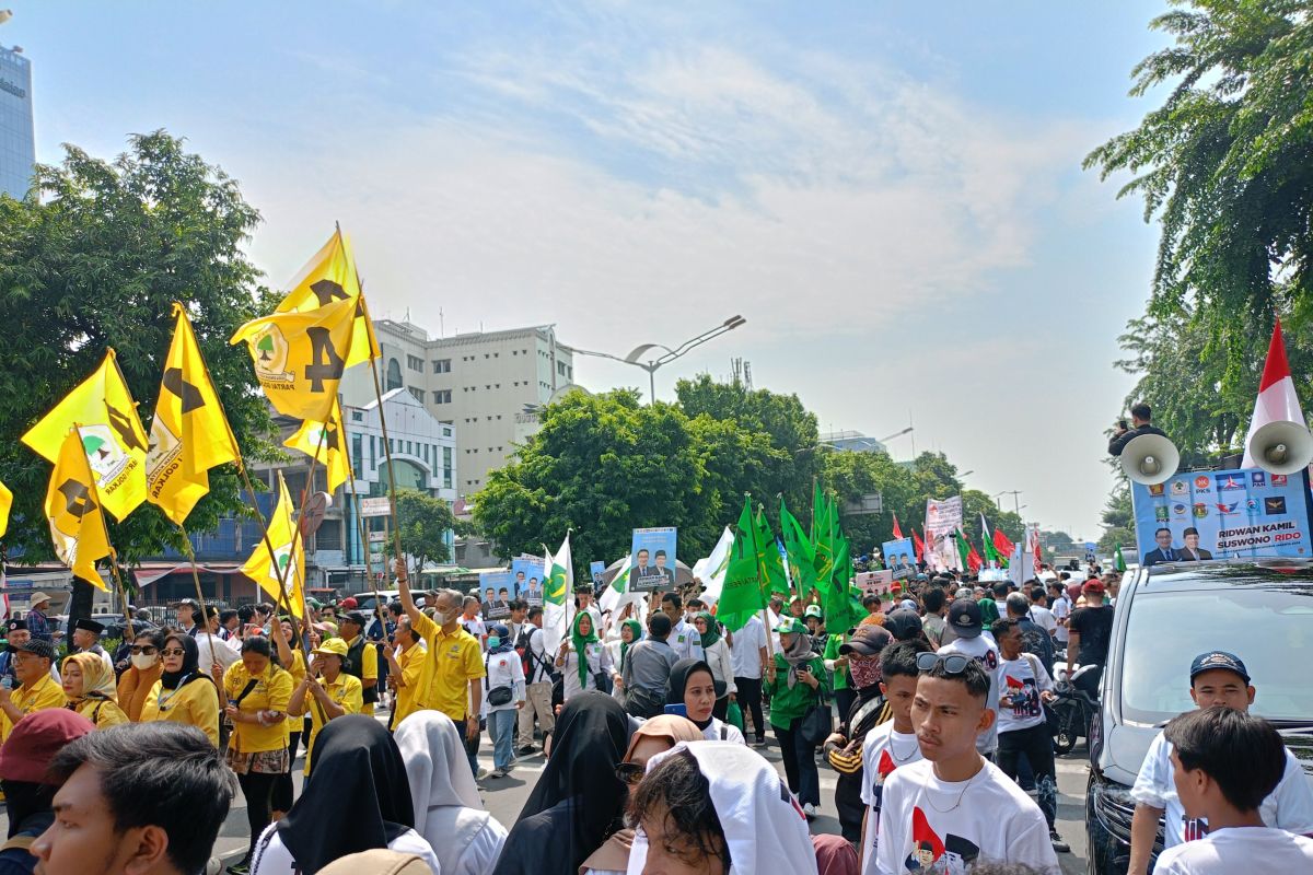 RK-Suswono bersama pendukungnya berjalan menuju kantor KPU DKI