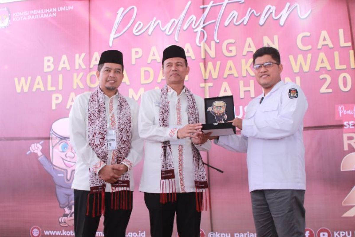 KPU Pariaman terima pendaftaran Genius Umar - Muhammad Ridwan