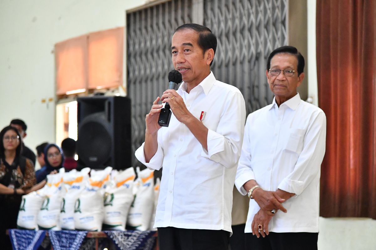 Jokowi menyerahkan bantuan beras di Sleman, DIY