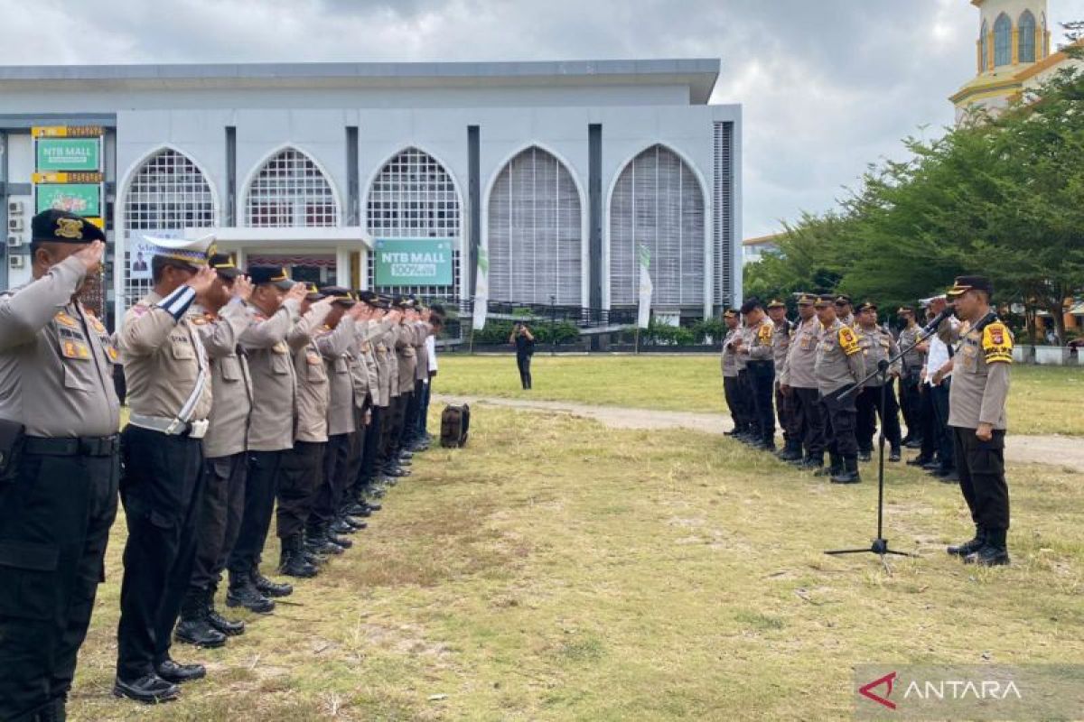 Sebanyak 220 personel anggota kepolisian amankan pendaftaran Pilkada Mataram