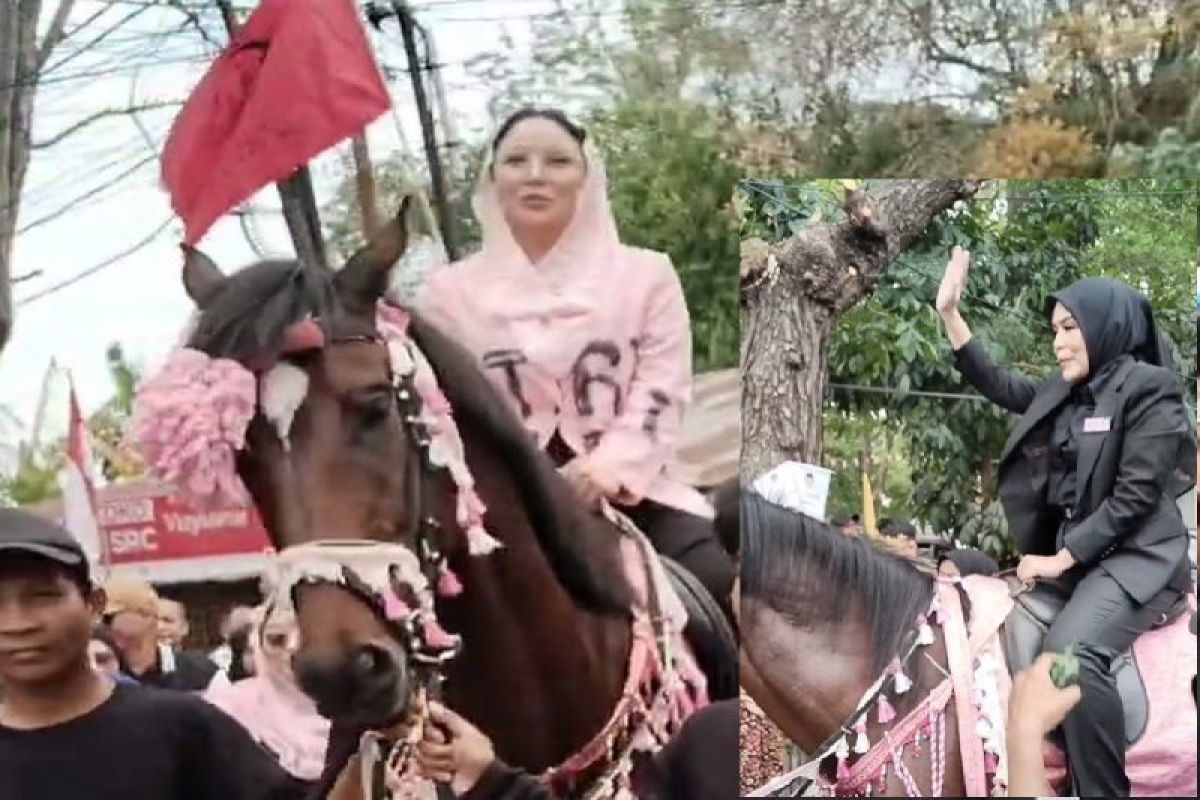 Fitri-Nandriani tunggangi kuda ke KPU Palembang