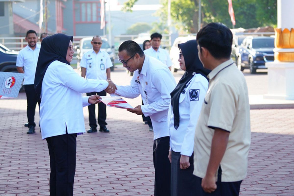 Kemenkumham Sulsel beri penghargaan kepada pegawai berkinerja baik