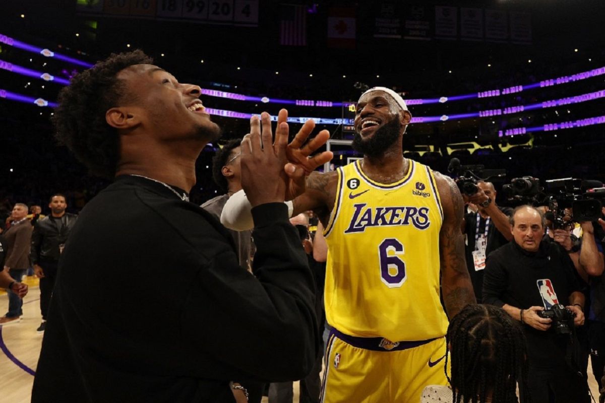 LeBron dan Bronny James mulai berlatihbersama Lakers