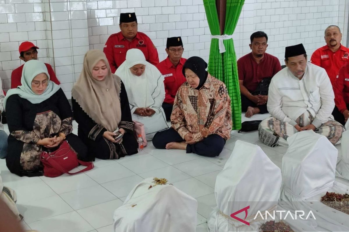 Tri Rismaharini ziarah ke makam Sunan Bungkul sebelum mendaftar ke KPU jatim