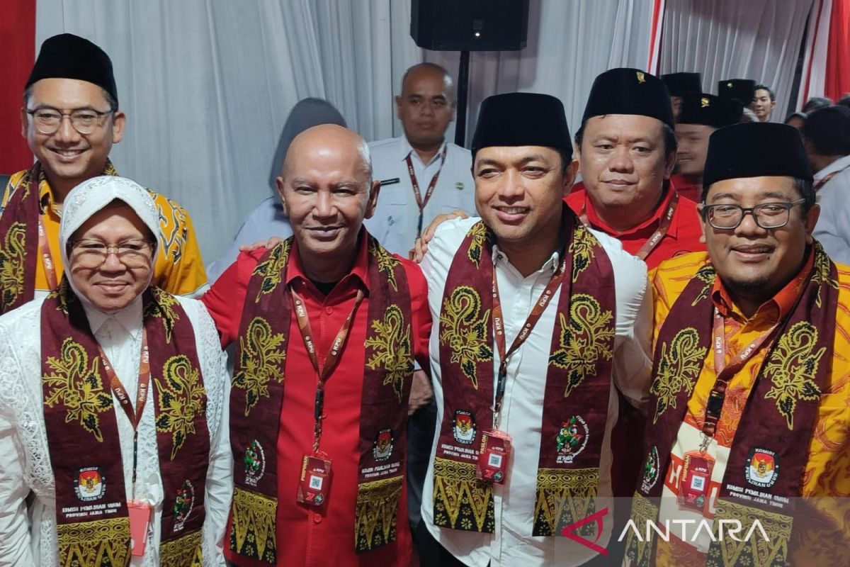 Risma-Gus Hans diantar ribuan pendukung daftar ke KPU Jatim