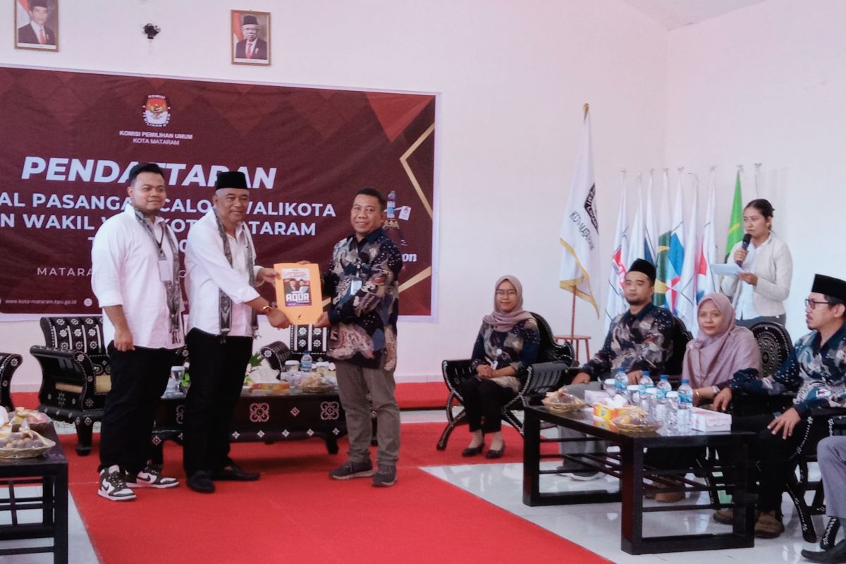 Paslon AQUR daftar pilkada 2024 ke KPU Mataram