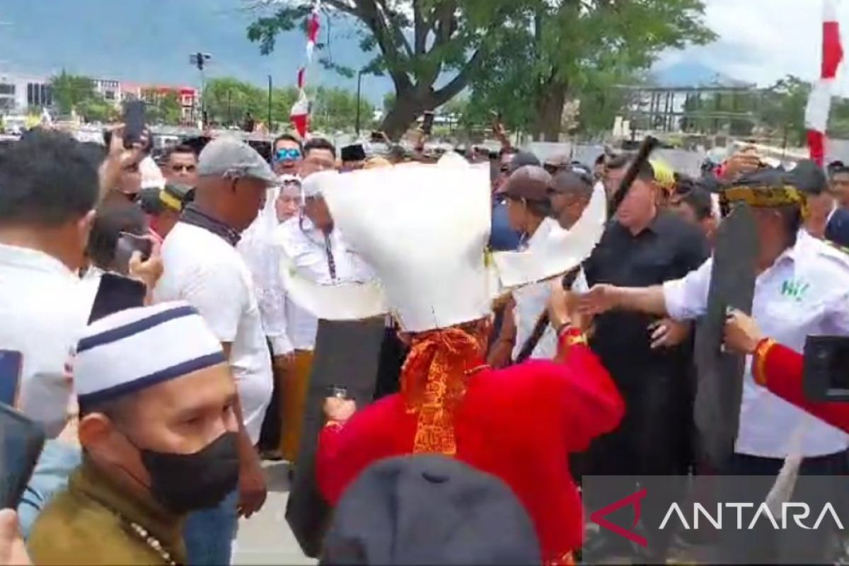 Tarian adat mamosa iringi pendaftaran balon Wako Palu Hadianto Rasyid