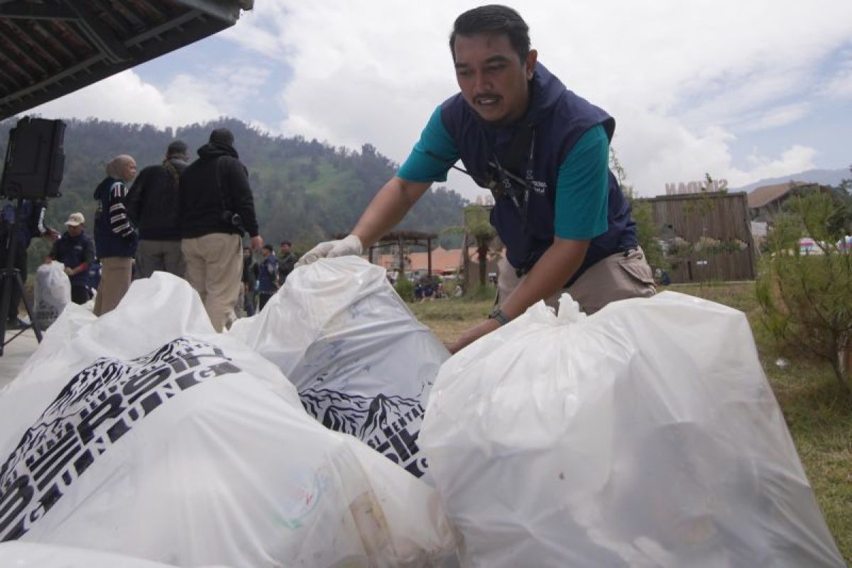 Aksi bersih Gunung Prau kumpulkan 934 kilogram sampah