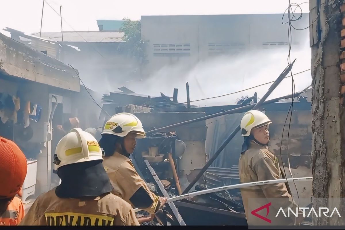 Dua rumah di Pulogadung Jakarta Timur hangus terbakar