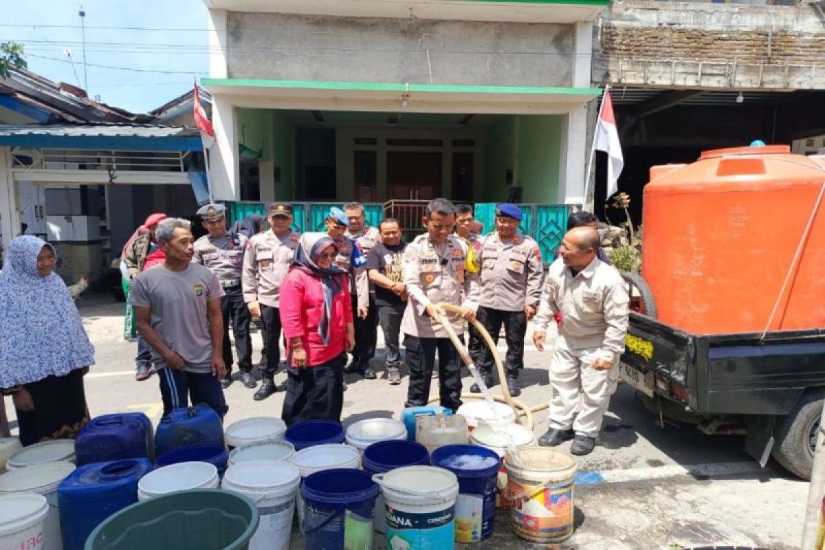 Polres Pemalang  salurkan air bersih di 14 titik rawan kekeringan