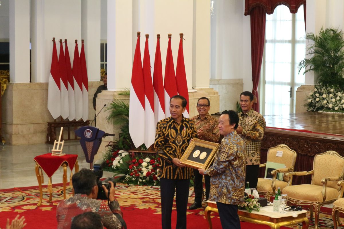 Presiden Jokowi menerima penghargaan tertinggi bidang pangan dari FAO