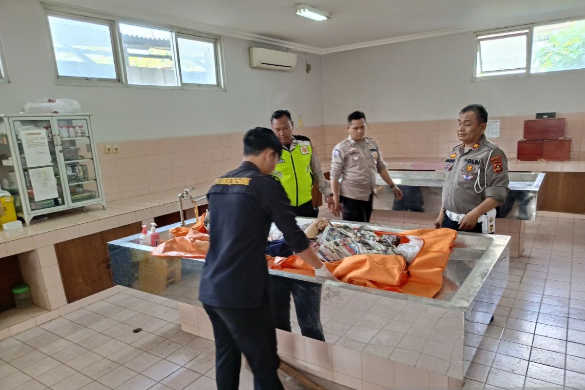 Pemotor terserempet Pajero , penumpang perempuan jatuh tewas terlindas truk