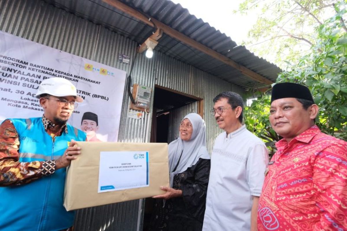 145 warga prasejahtera di Makassar mendapat sambungan listrik PLN gratis