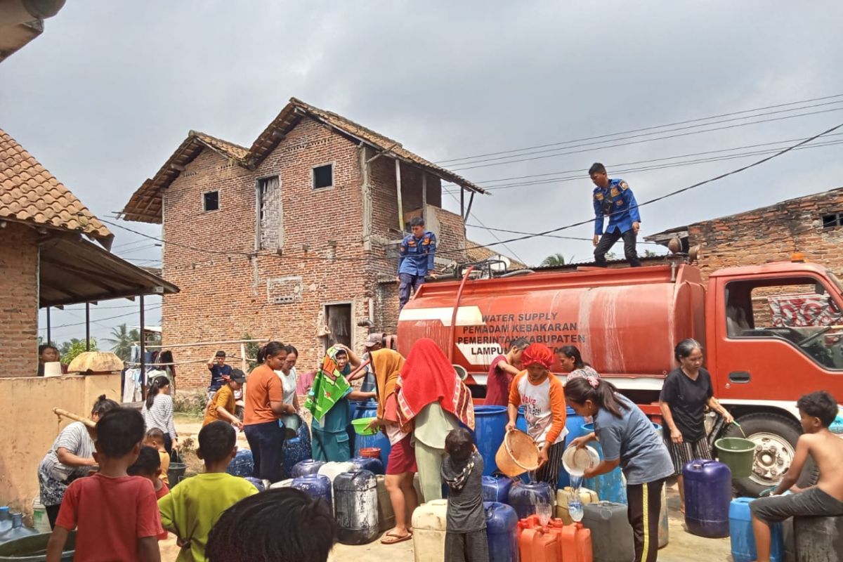 Damkarmat Lamsel menyalurkan 5.000 liter air bersih ke warga di Katibung