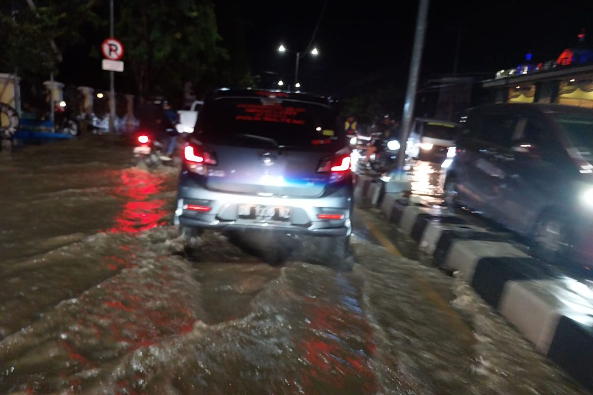 Akibat hujan deras, air got meluap hingga sebabkan genangan air