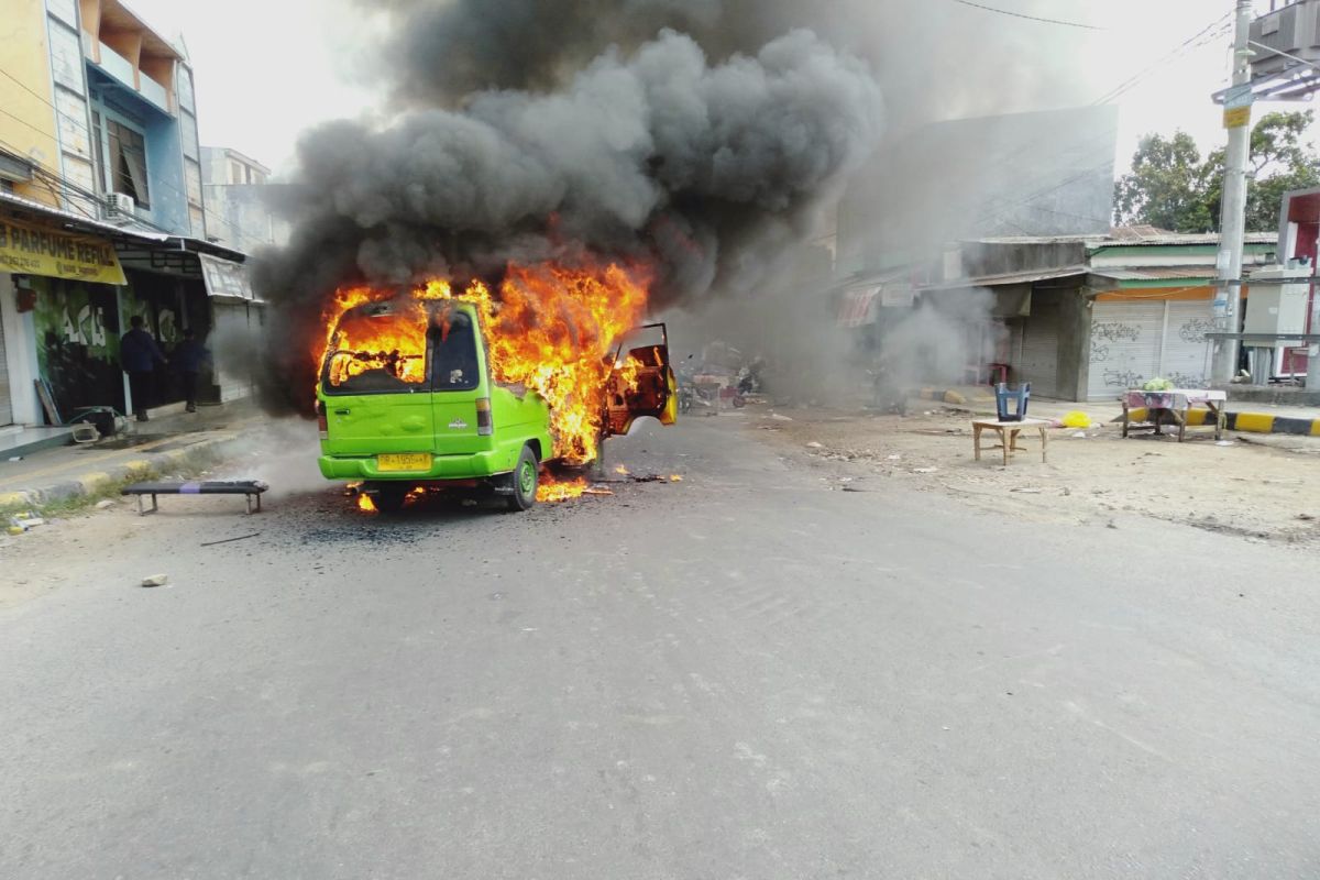 Gara-gara selang minyak terbuka, satu mobil angkot di Lotim terbakar