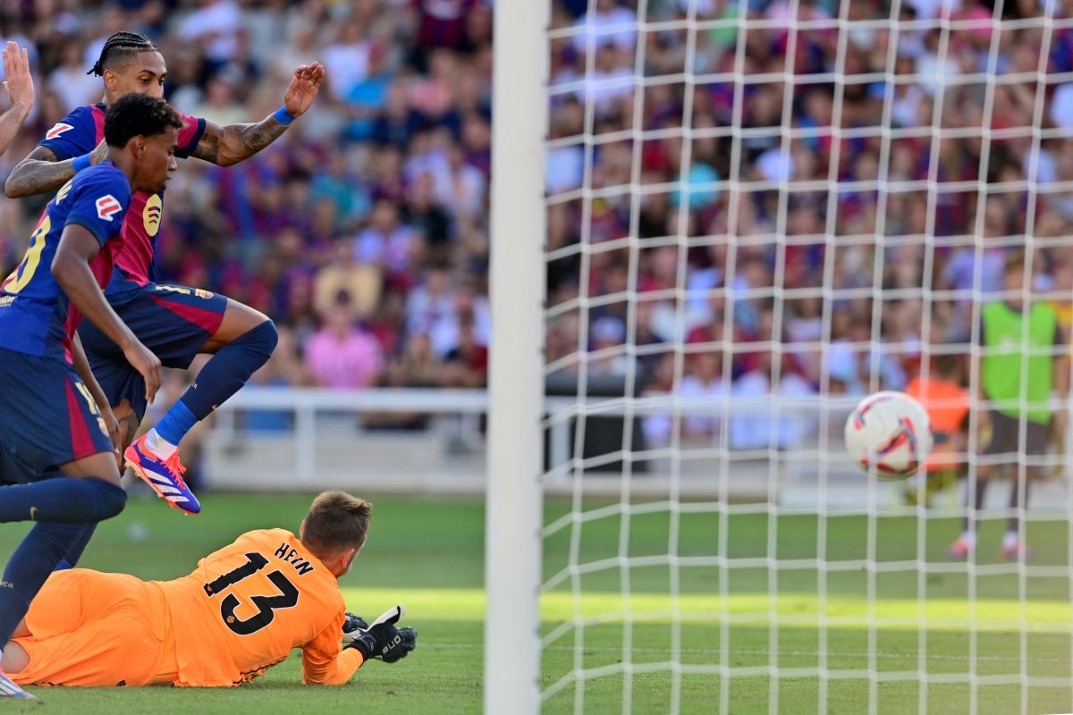 "Hattrick" Raphinha membawa Barcelona tundukkan Valladolid 7-0