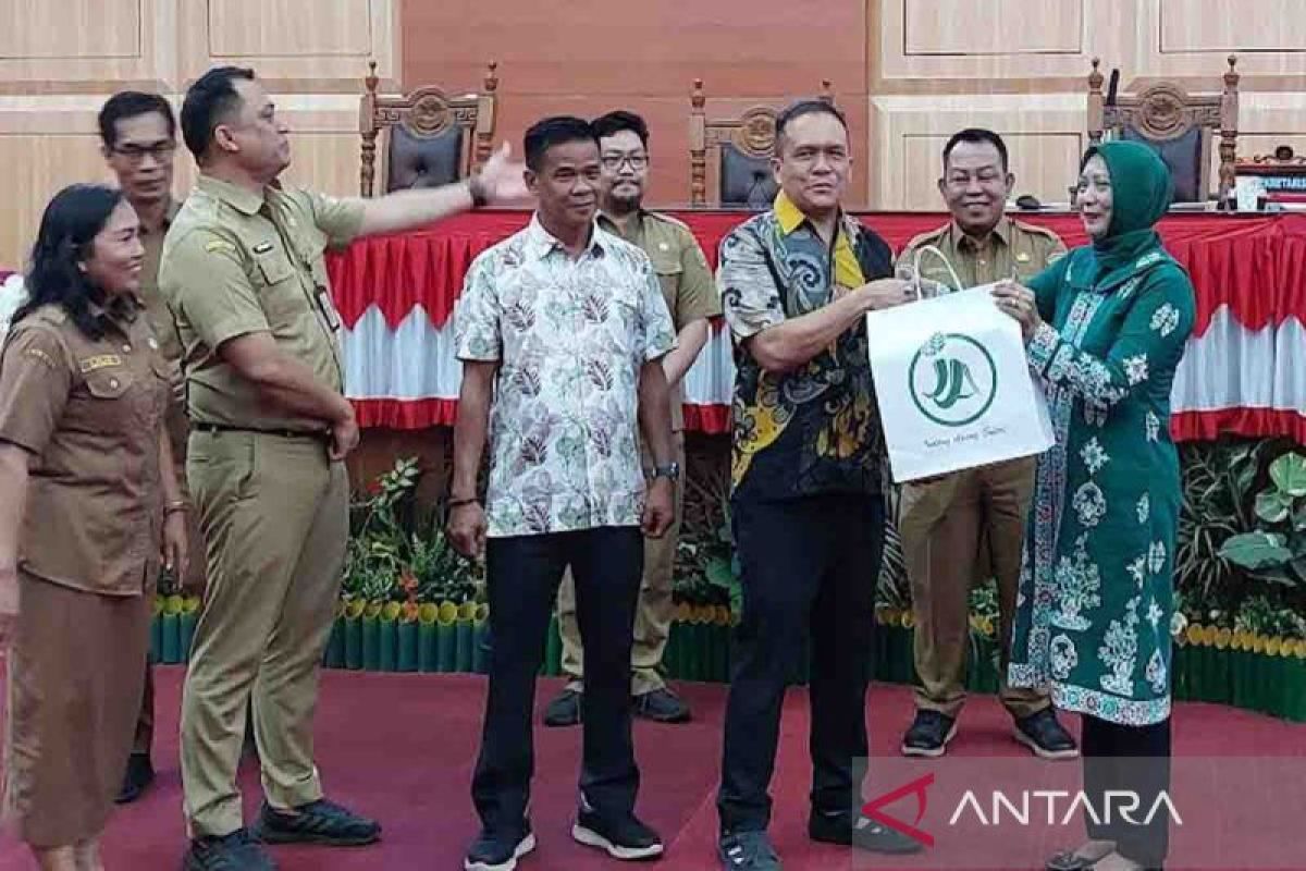 Ketua Sementara DPRD Palangka Raya turut lepas ASN purnatugas