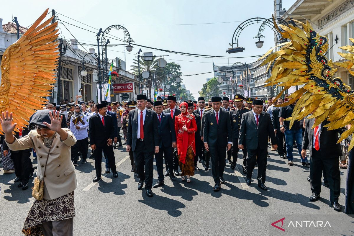 Prosesi "historical walk" di jalan Asia Afrika sebelum pelantikan Anggota DPRD Jabar