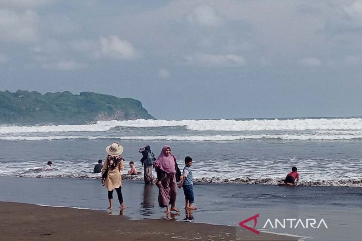 BMKG: Gelombang tinggi masih berpotensi di laut selatan  Jabar-Jateng