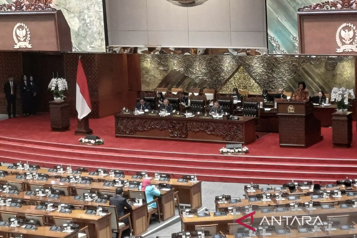 Paripurna DPR menyetujui Badan Legislasi mulai bahas RUU Kementerian Negara