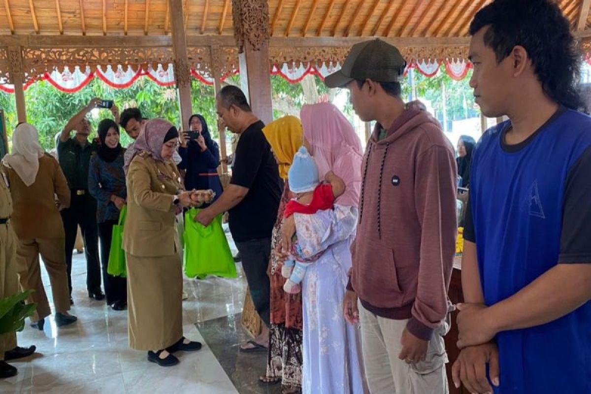 Pemkab Batang salurkan bantuan pangan pada keluarga risiko  stunting