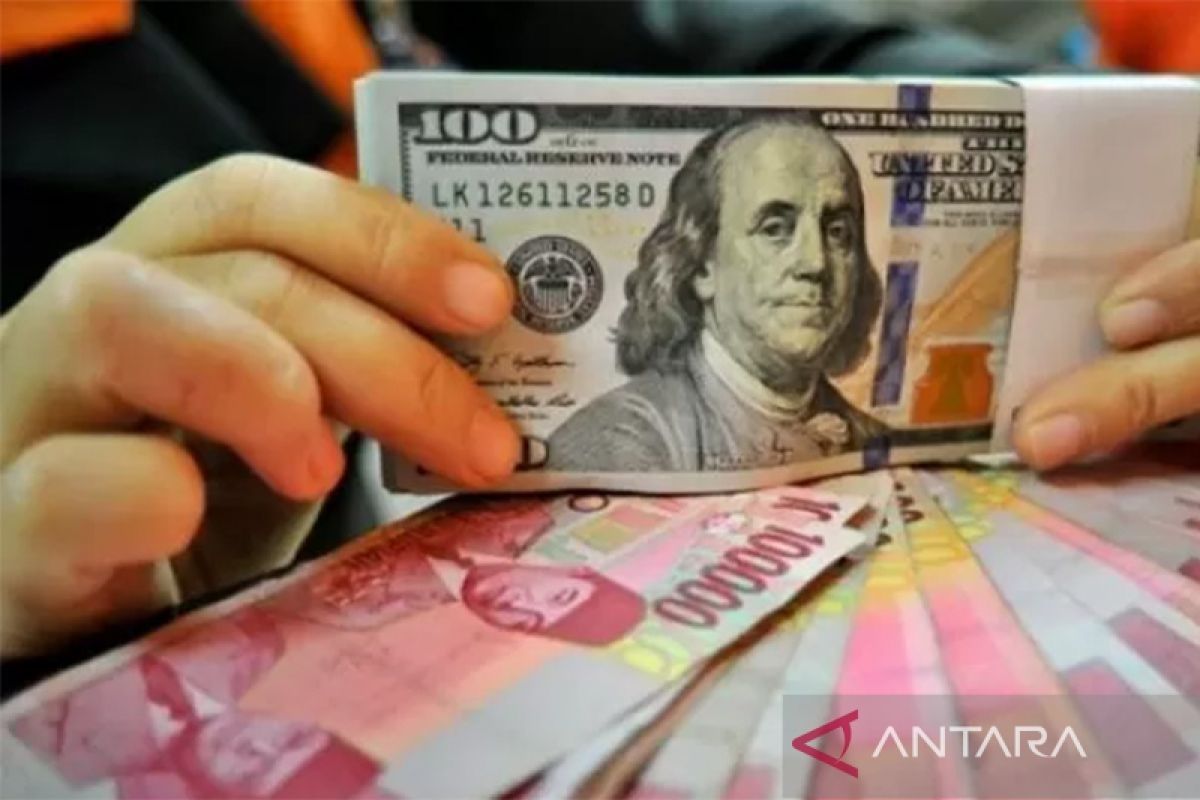 Rupiah hari ini melemah di tengah menurunnya prospek pemangkasan suku bunga AS