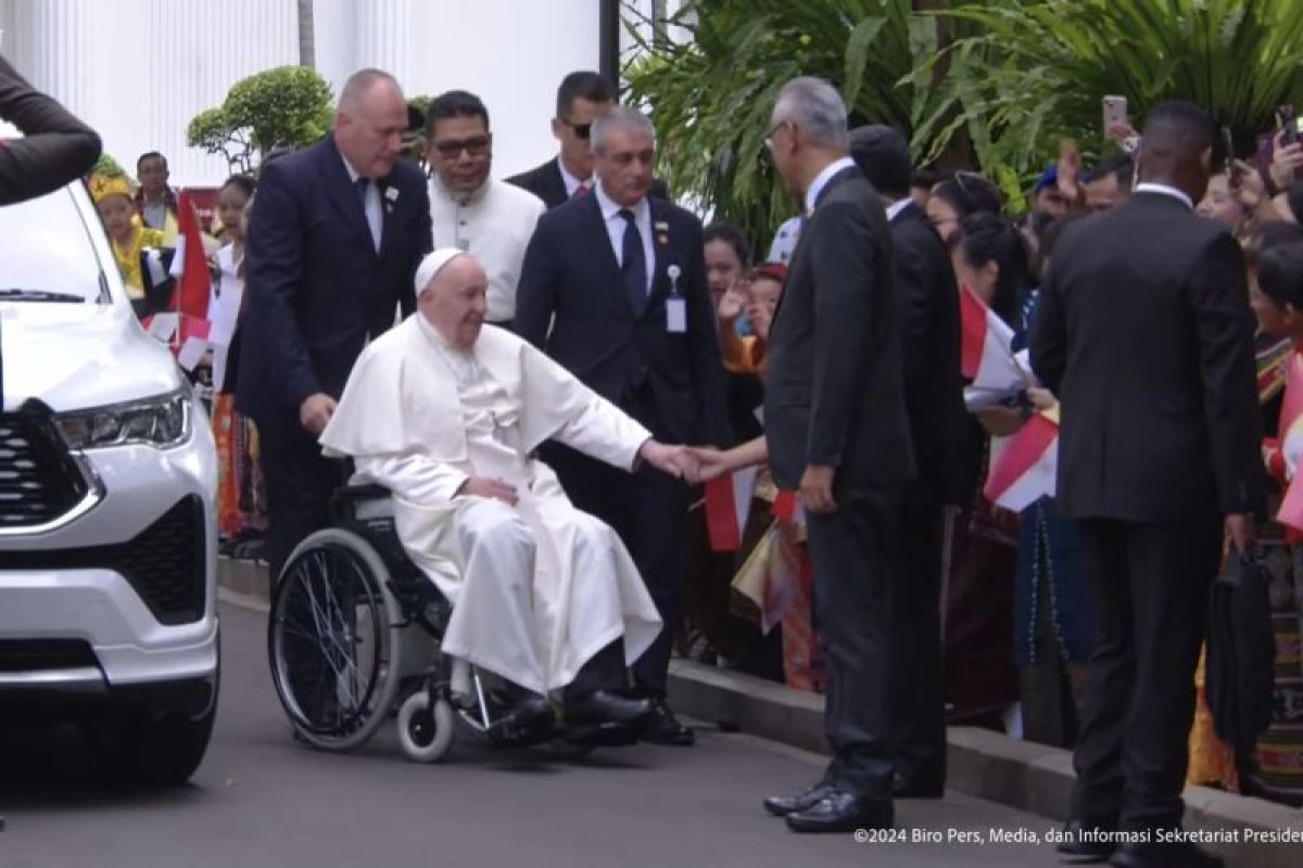 Paus Fransiskus tiba di halaman Istana Jakarta