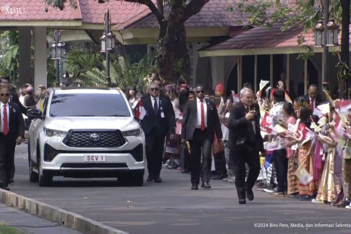 Paus Fransiskus disambut pelajar berpakaian adat di kompleks Istana Kepresiden