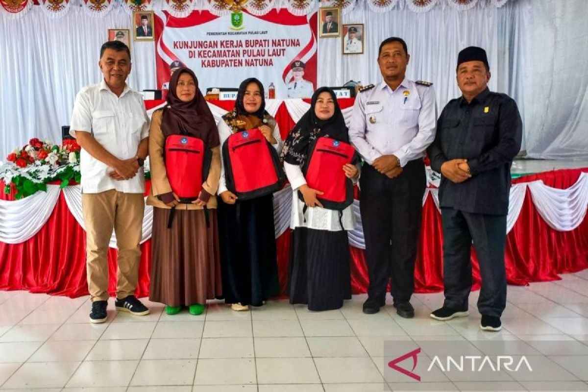 Pemkab Natuna bantu peralatan sekolah untuk siswa SD di pulau terluar