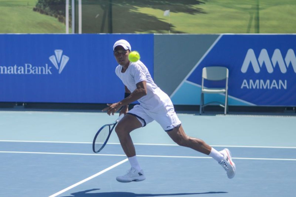 Petenis putra Indonesia Rifqi Fitriadi bersiap untuk babak 16 besar ITF M25 Bali