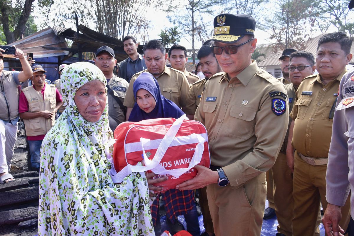 Pj Gubernur Sulsel salurkan bantuan kepada korban kebakaran TPA Antang