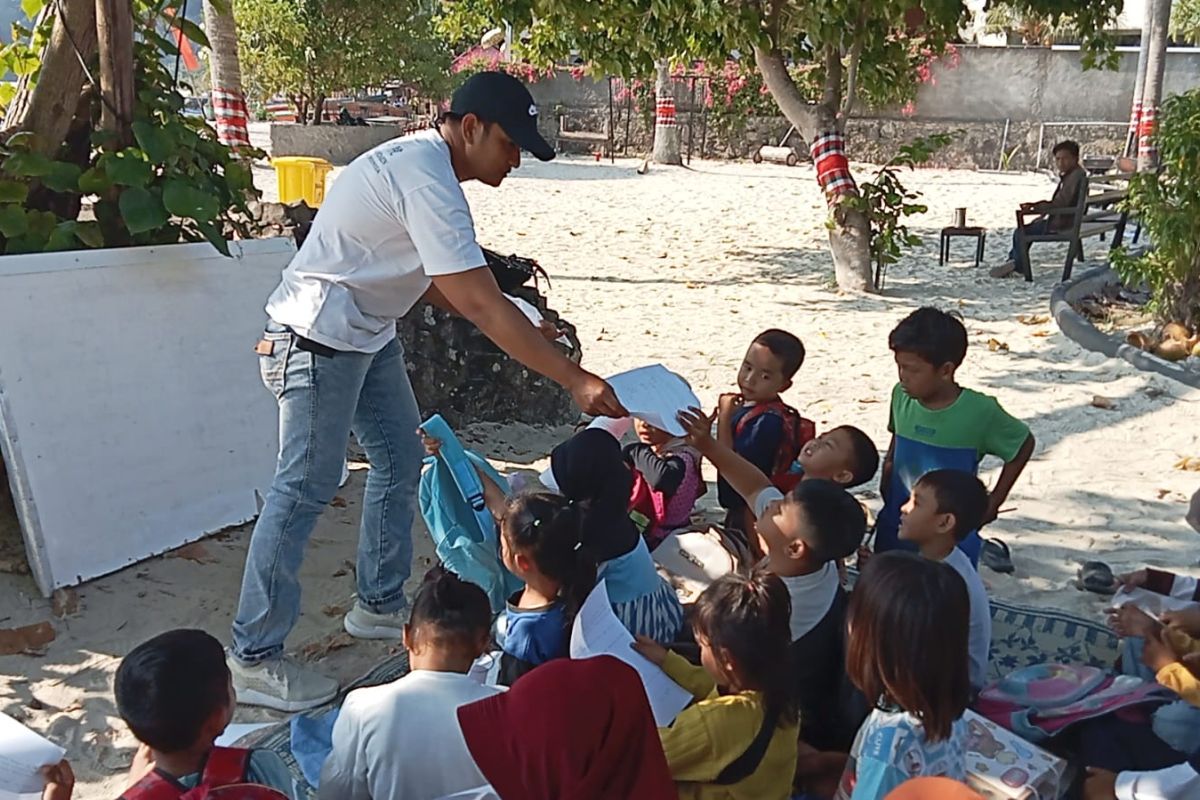 Polisi ajarkan Bahasa Mandarin kepada anak di kawasan pesisir Lampung Selatan