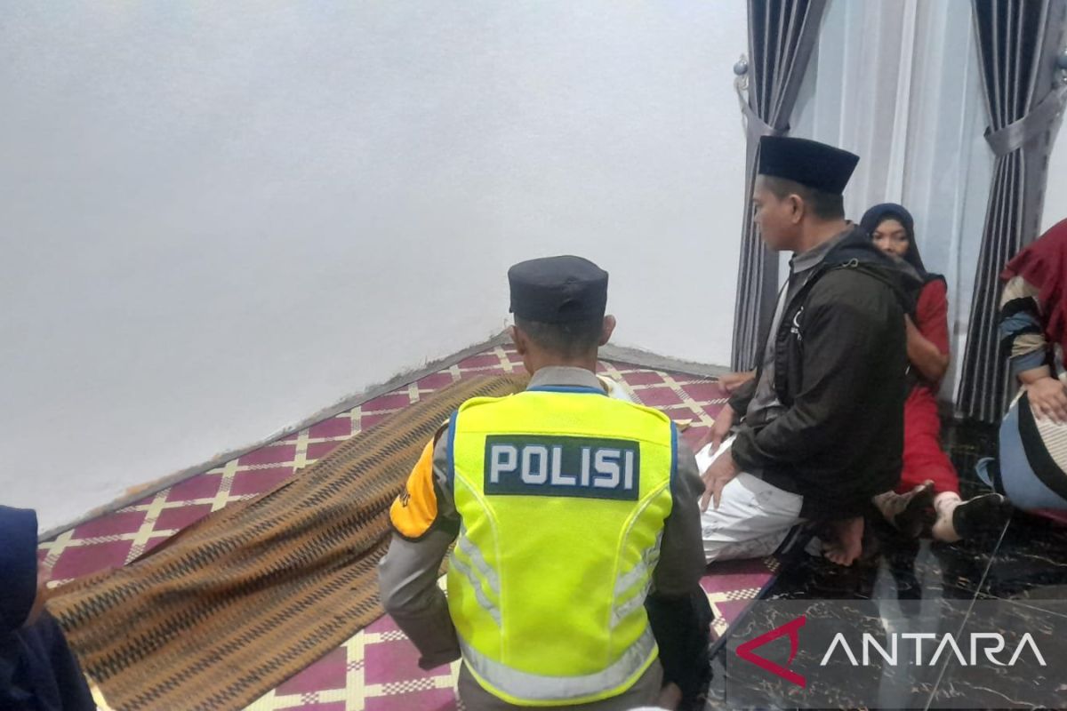 Penyadap karet  ditemukan suaminya sudah meninggal dengan tubuh luka bakar