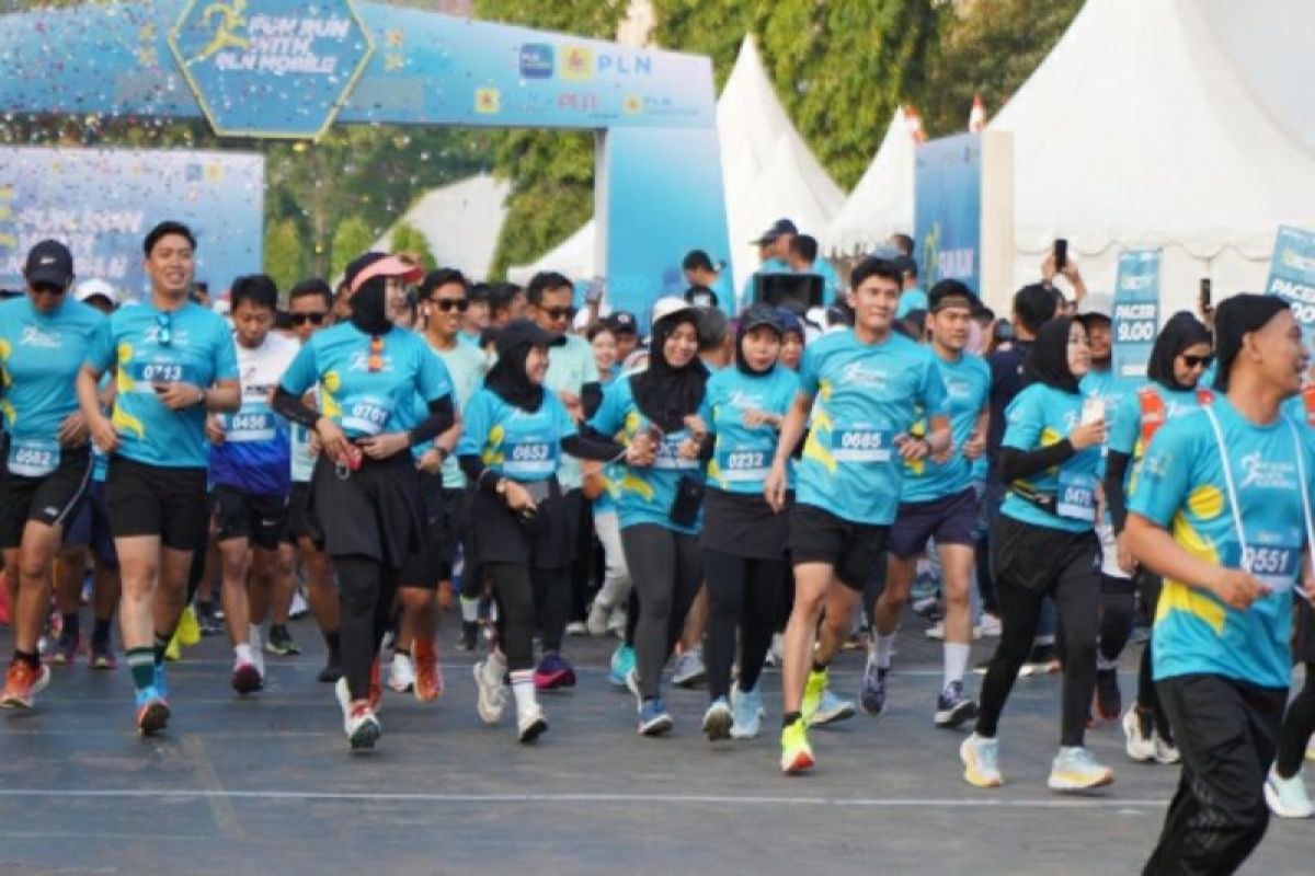 Keceriaan peserta "Fun Run with PLN Mobile" jelang Hari Pelanggan Nasional