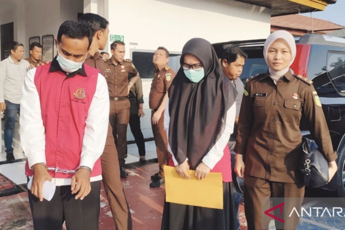 Kejari Inhu tahan dua tersangka korupsi di Bawaslu