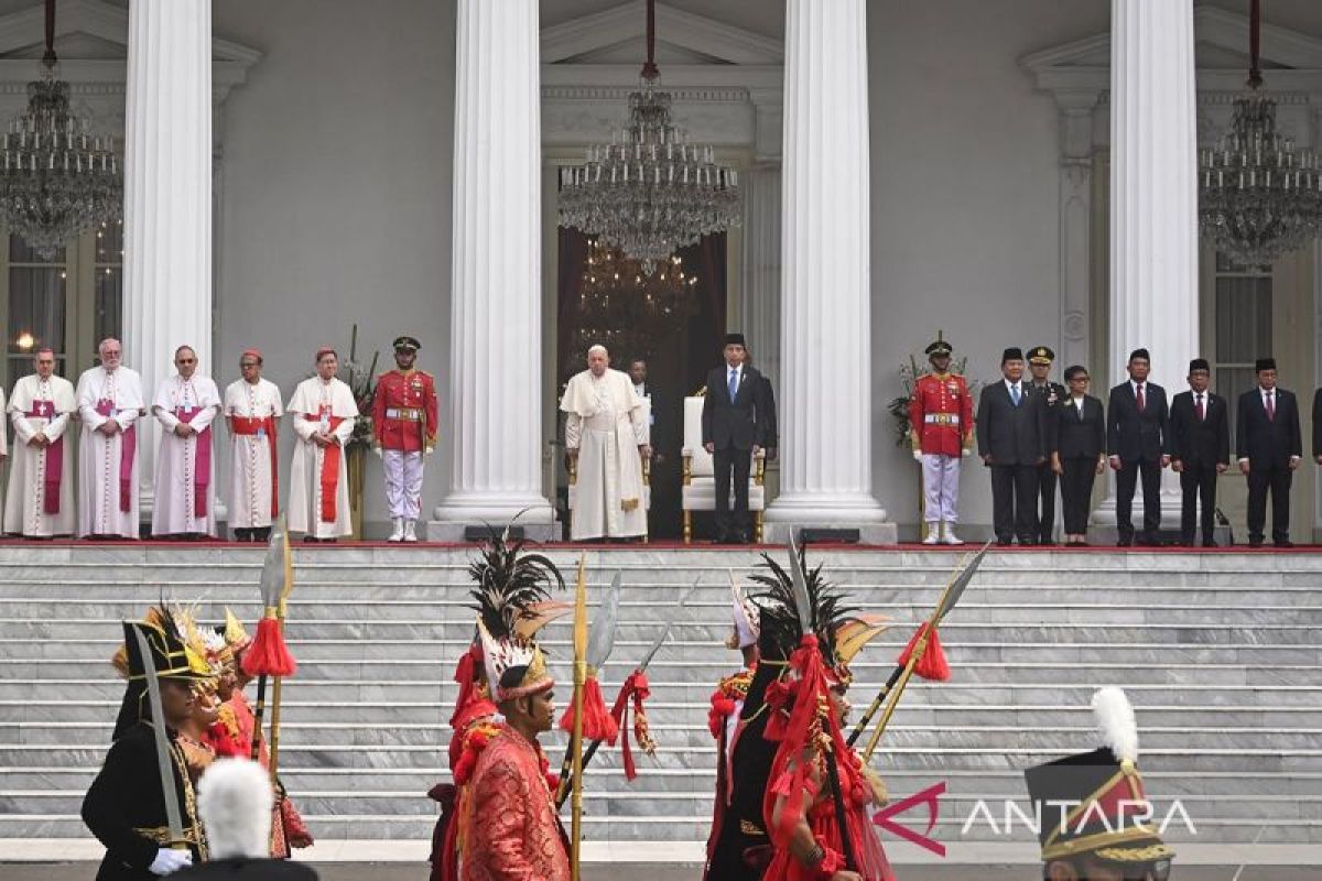 Presiden Jokowi dan Paus Fransiskus melakukan "veranda talk"