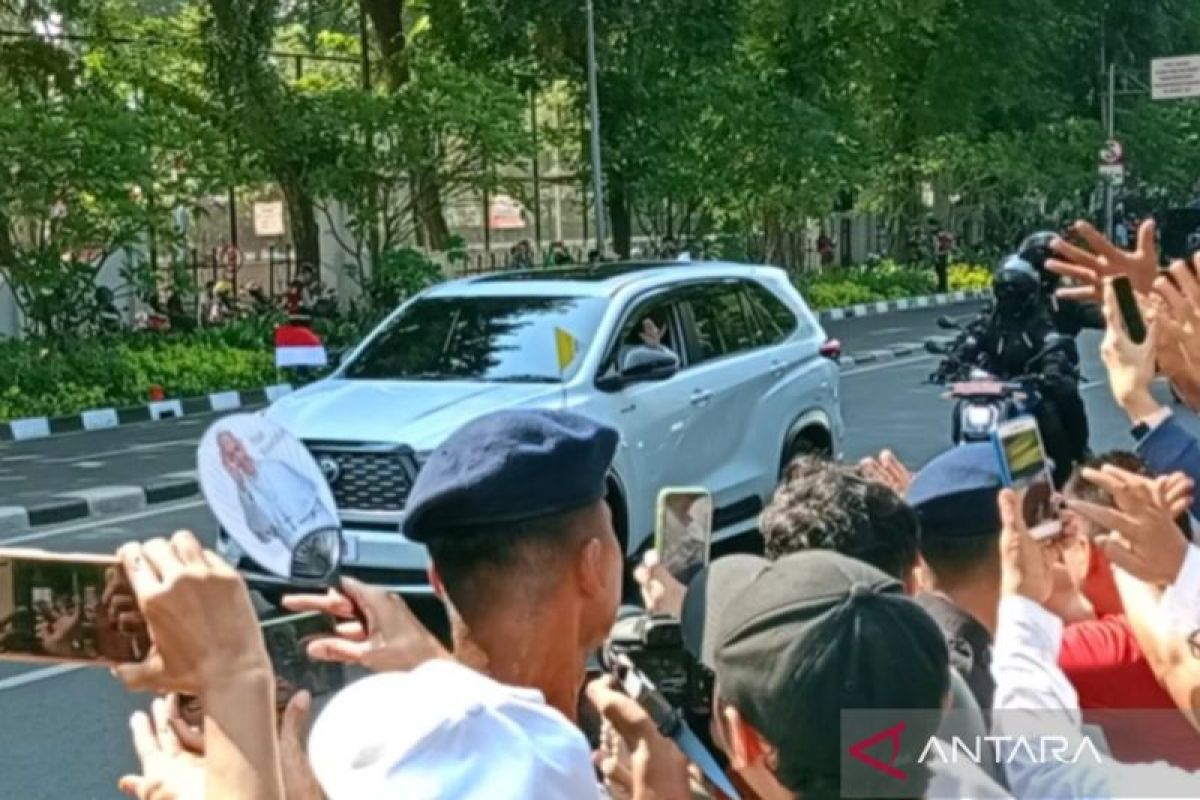 Paus Fransiskus sapa warga yang berada di sekitar Masjid Istiqlal