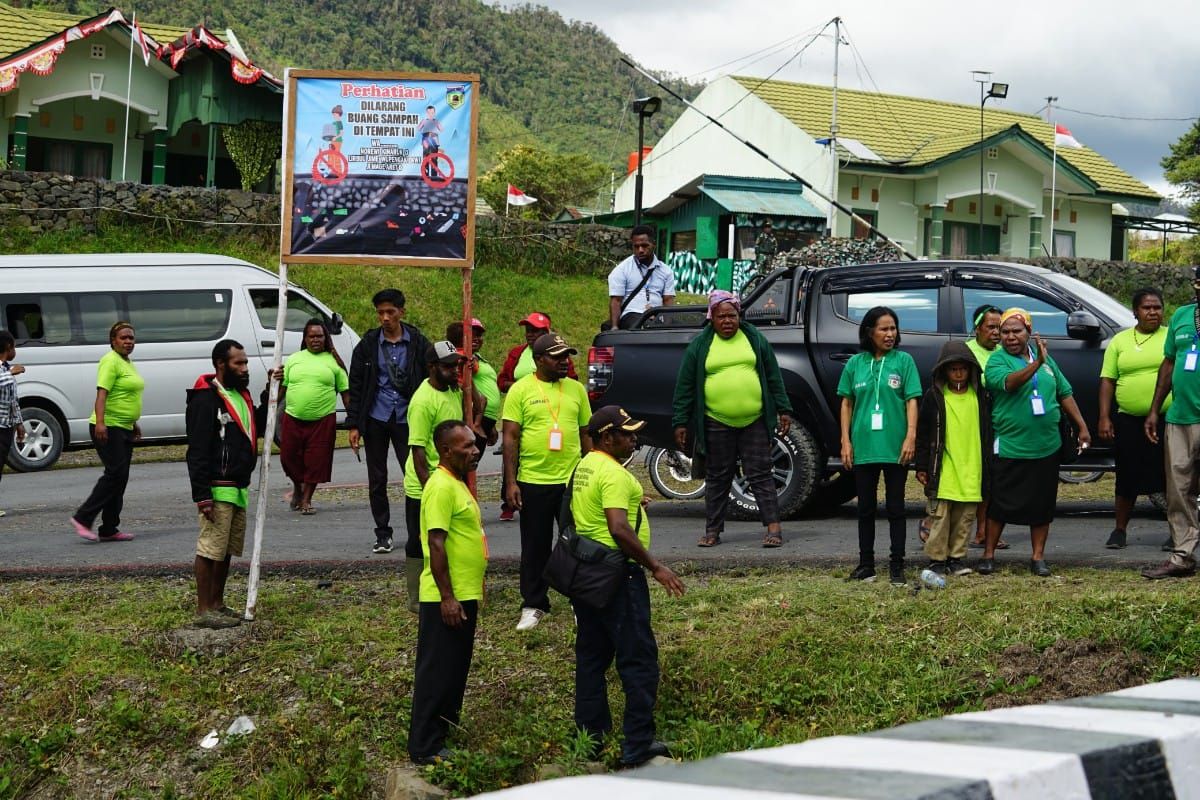 Pemkab Puncak Jaya edukasi lingkungan warga Distrik Mulia