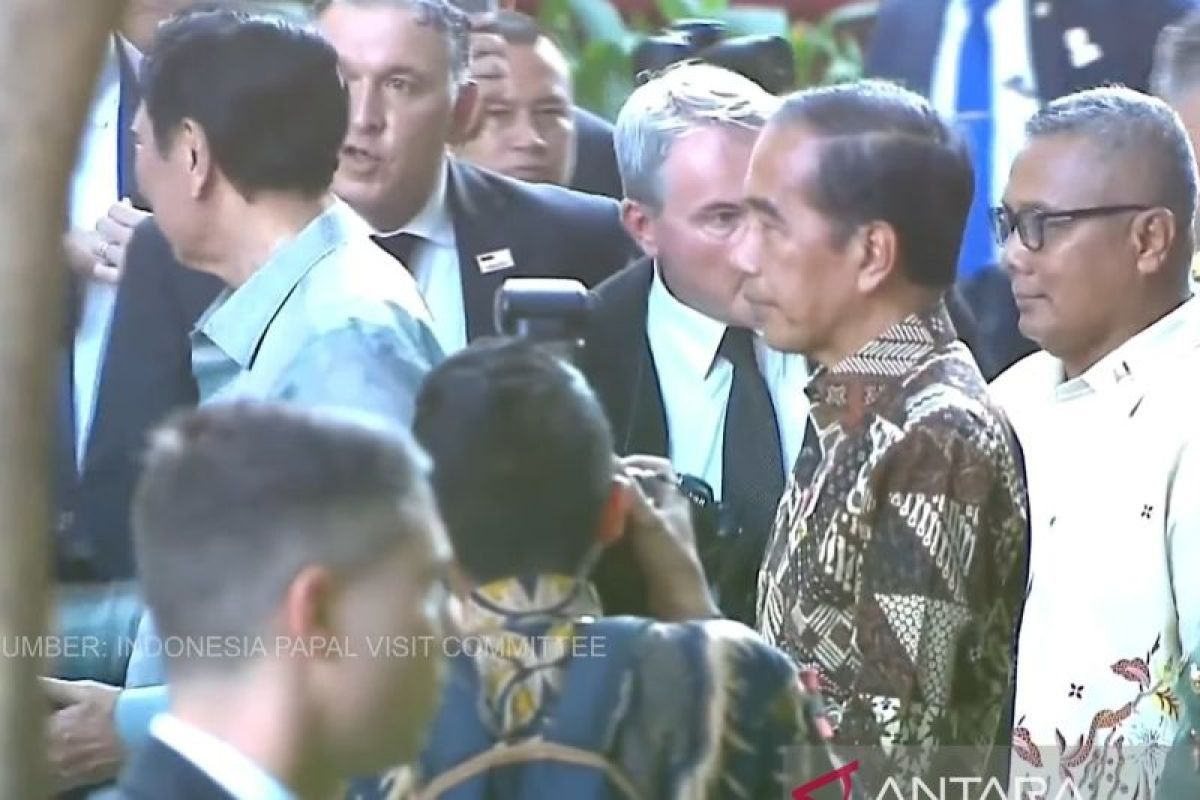 Presiden Jokowi sambut dan salami Paus Fransiskus di GBK