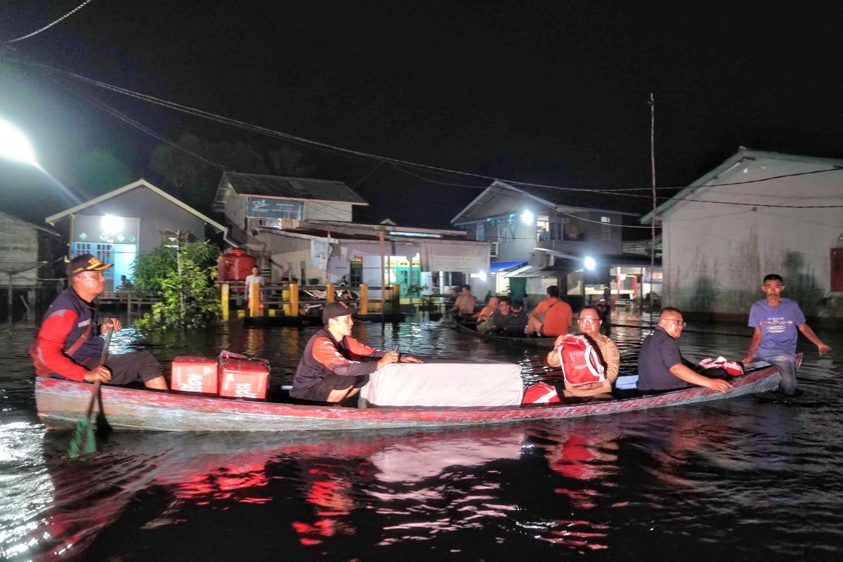 Mensos menyalurkan bantuan korban banjir di Sanggau Kalbar