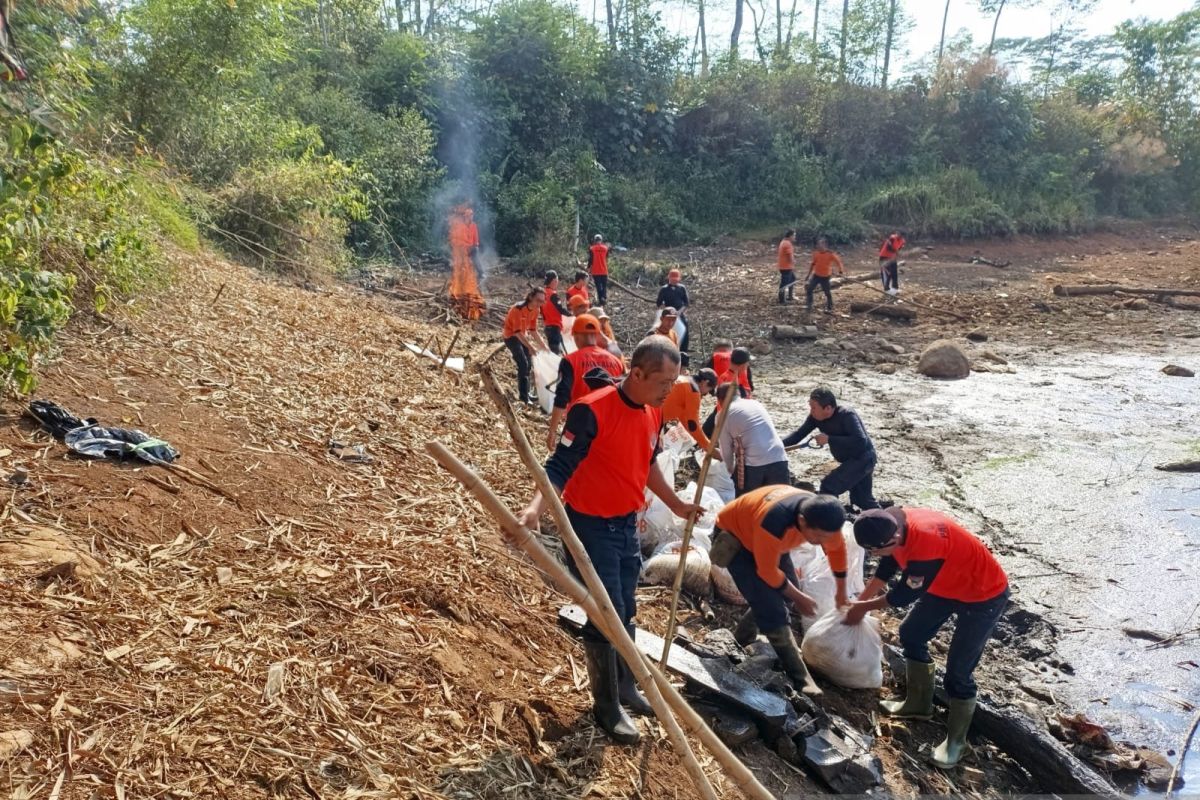 BPBD perbaiki saluran mata air Dempo Tengah Pagaralam