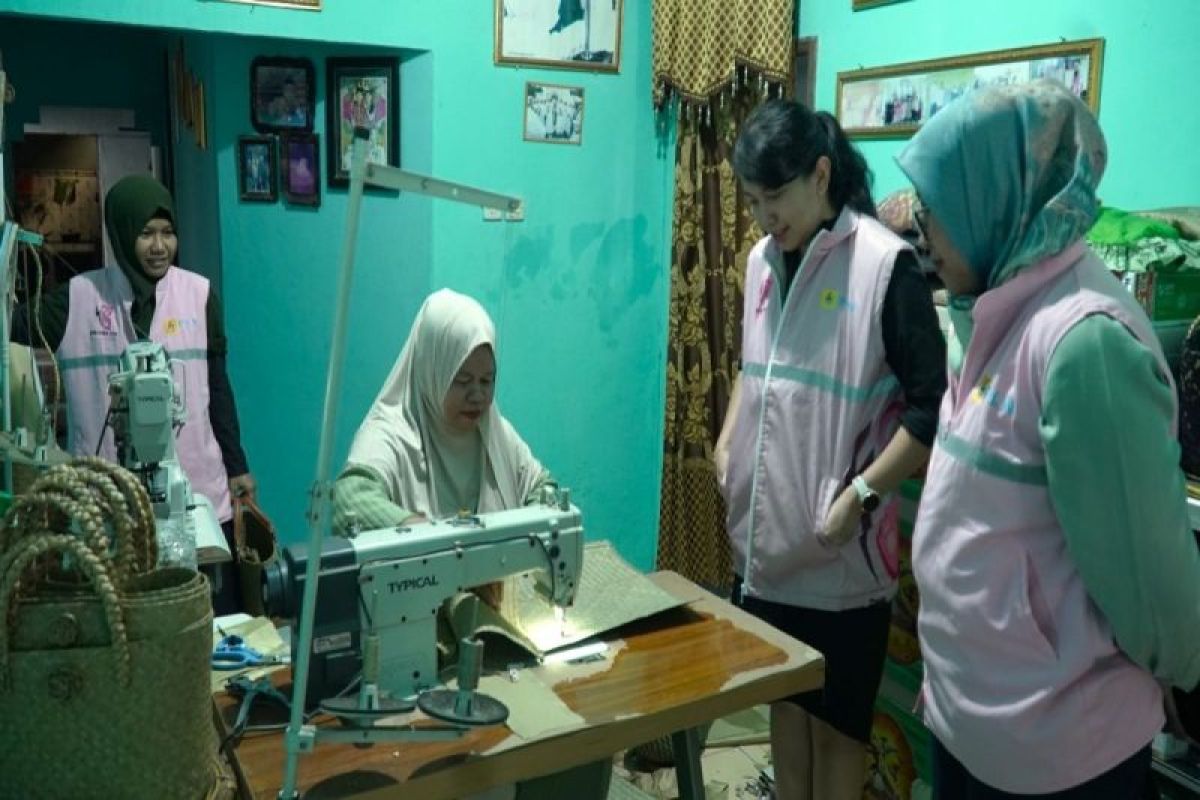 Dukung berkembangnya UMKM, Srikandi PLN UID Kalselteng kunjungi Kampung Purun