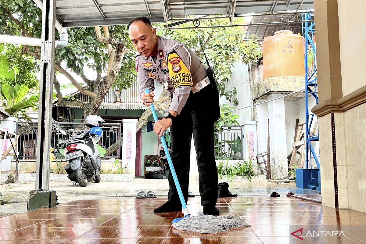 Sambut hari lalu lintas, Polantas Bandarlampung lakukan aksi bersih-bersih di tempat ibadah