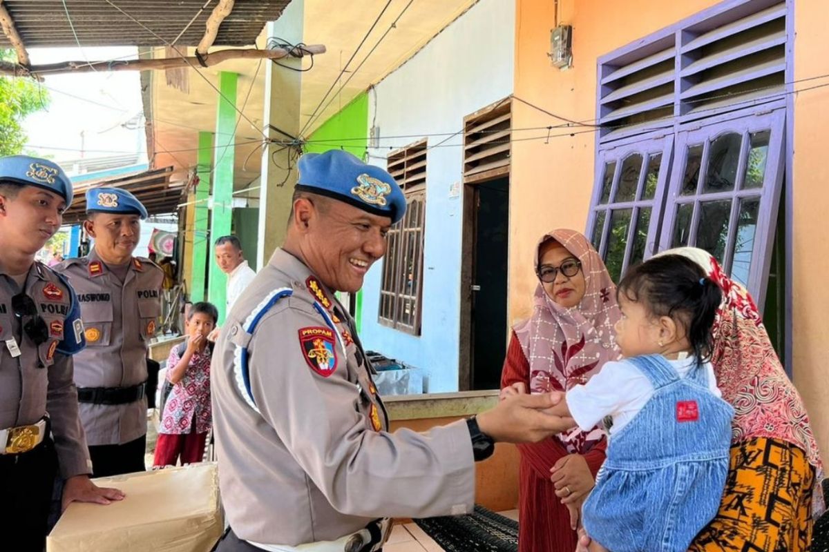 Kabid Propam Polda Kaltara Adakan Bakti Sosial Kepada Anak Penyandang Stunting di Sebatik