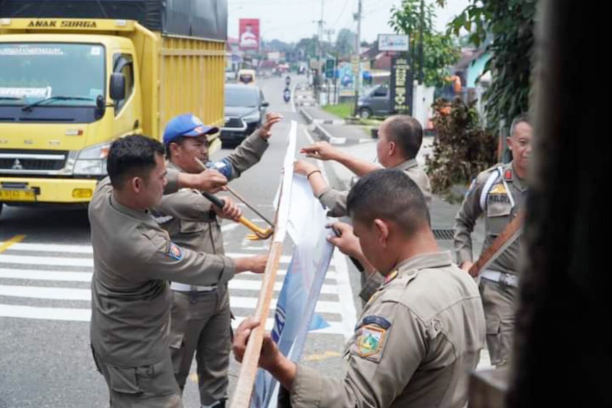 Langgar Perda Satpol PP Padang Panjang copot baliho paslon