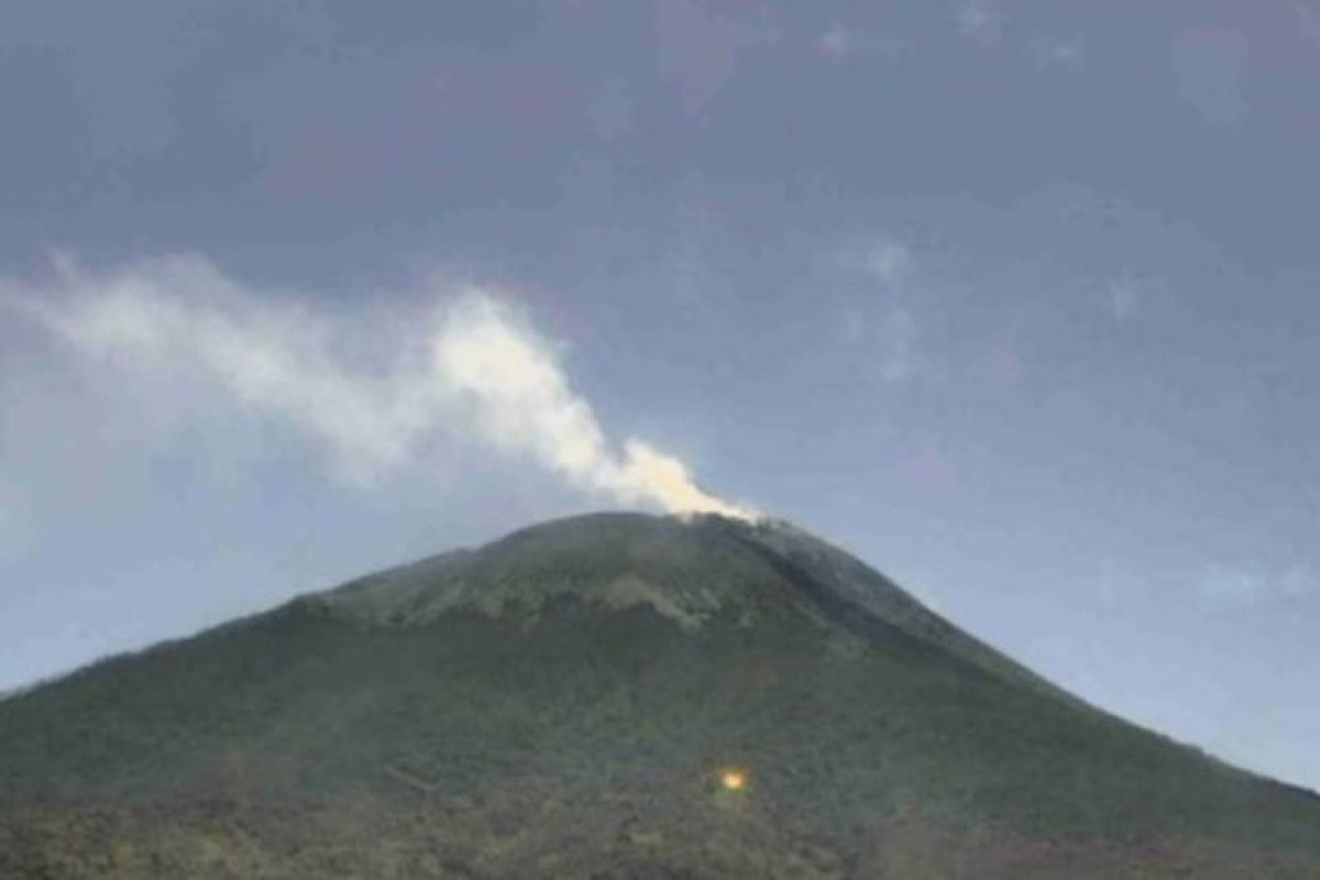 PVMBG sebut erupsi di puncak Gunung Lewotolok sudah tak terlihat